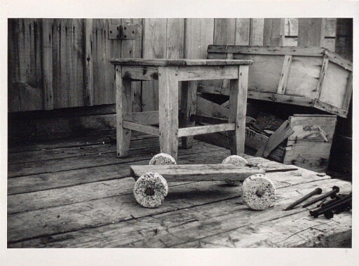 Table en bois avec une planche sur roulettes
