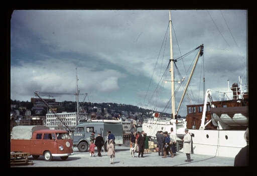 Embarquement du materiel sur le port de Tromsø  - mission CNRS 1965 - vue 3