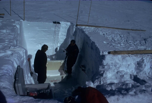 A Dôme C sur le chantier de forage glaciologique : deux hommes, dont Claude Lorius (à droite), dans la cave de conservation des carottes de glace.