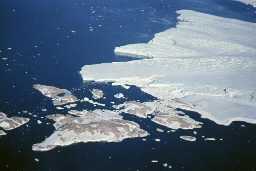 Vue aérienne vers le sud-est de l'archipel en direction du glacier de l'Astrolabe. Mer libre.