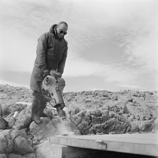 Utilisation du marteau piqueur thermique "Warshop" à proximité de la cave de sismologie.