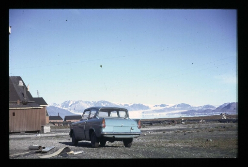 Voiture garée dans le village de Ny-Ålesund - mission CNRS 1965