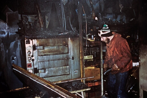 Le bâtiment séjour ravagé par un incendie le 23.07.1973. Remise en état par les hivernants : Le four à pain dans la cuisine. Jean-Paul Gaucher.