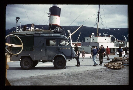 Embarquement du materiel sur le port de Tromsø  - mission CNRS 1965 - vue 1