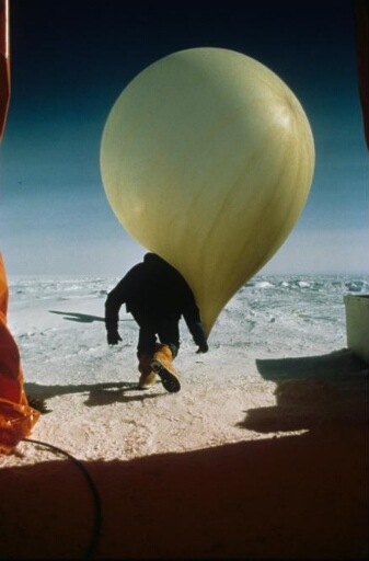 A D57, programme IAGO : lancement d'un ballon-sonde météorologique.