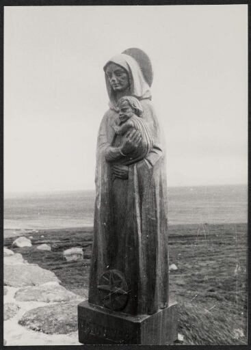 Statue de la Vierge à l'enfant (Notre-Dames-des-Vents sur une stèle au pbord d'un chemin de pierre