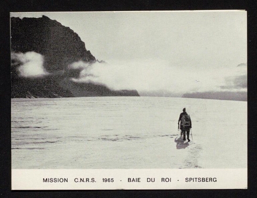 Deux hommes qui marchent sur un glacier en Baie du Roi - mission du CNRS 1965