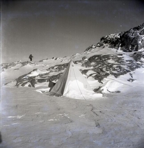 Une tente pyramidale installée sur une des îles, un homme plus loin.