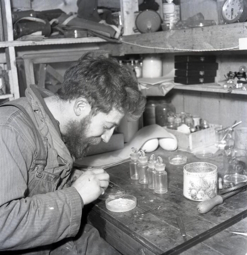 Le biologiste Jean Prévost effectuant des analyses dans son labo.