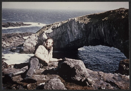 Reconnaissance au Cap Bourbon : Un homme allongé sur le sommet d'une falaise tourné vers l'objectif