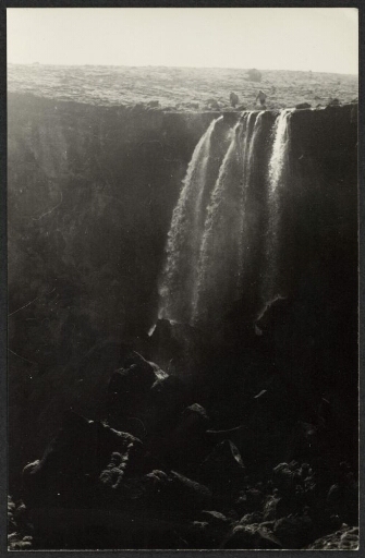 Deux hommes marchant en haut d'une cascade avant le Cap Bourbon