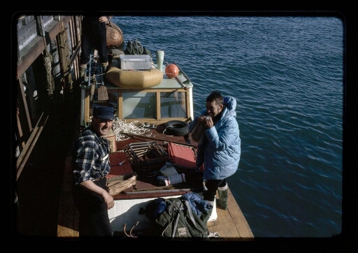 Deux hommes sur le pont du navire Kongsbre à quai dans le port de Ny-Ålesund - mission CNRS 1965