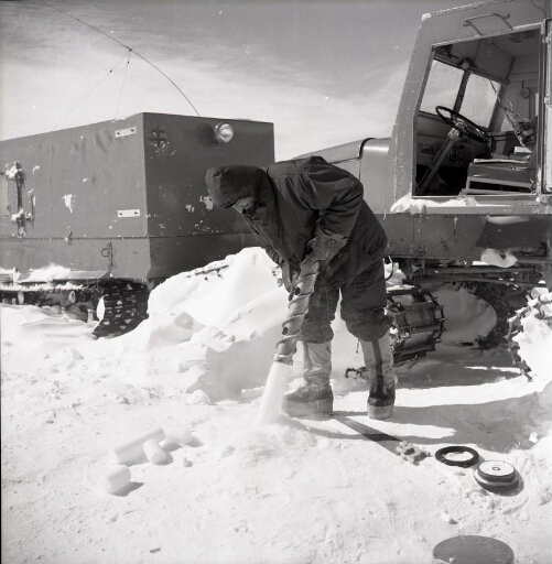 A la station Charcot, le glaciologue Claude Lorius démoule une carotte de glace.