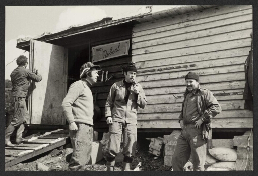 Quatre hommes devant une cabane "Mas Robert" dans la Baie du Morbihan, Ile Haute.