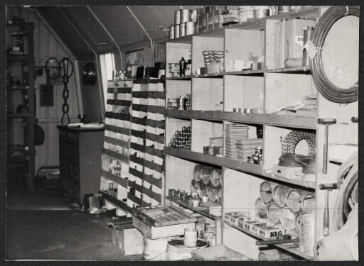 Etagères à rangement d'outils dans un atelier.