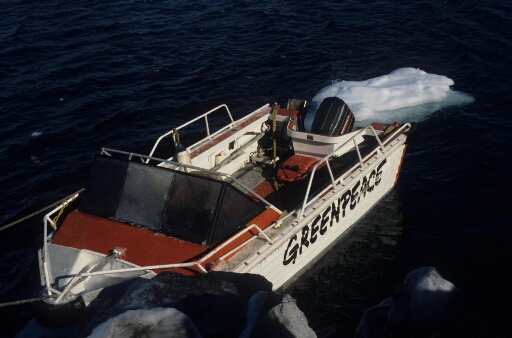 Le canot du navire Greenpeace à Dumont d'Urville utilisé pour aborder la piste du Lion en construction.