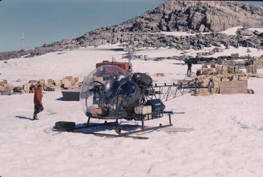 Au sud de l'île des Pétrels l'hélicoptère Bell 47 au sol, rotor tournant, prêt à décoller.