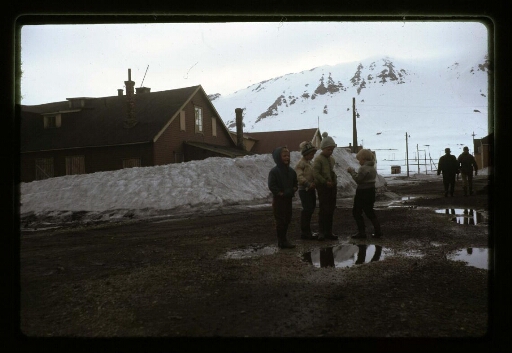 Des Enfants dans le village de Ny-Ålesund - mission CNRS 1964