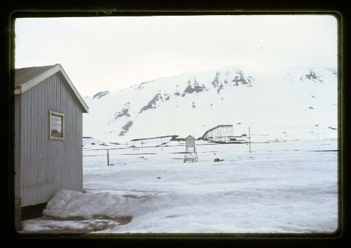 Vue sur paysage enneigé entourant le village de Ny-Ålesund - mission CNRS 1964 - vue 1