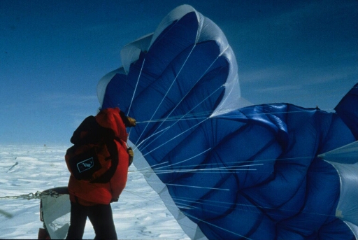 A D57, programme IAGO :para-sondage météorologique : déploiement du parachute ascentionnel.