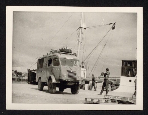 Embarquement du matériel à Tromsø,  le camion près du navire le Lyngen - mission CNRS 1963, vue 4