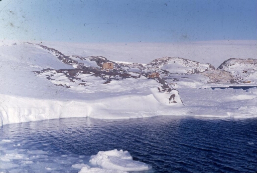 Vue sur le sud de l'île des Pétrels où a été installée les deux bâtiments de la base qui deviendra plus tard "Base Marret".