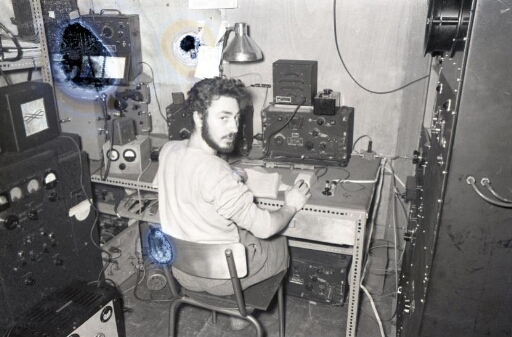 Le radio Maurice Sebbah, devant ses émetteurs-récepteurs, au cours d'une vacation radio en "graphie".