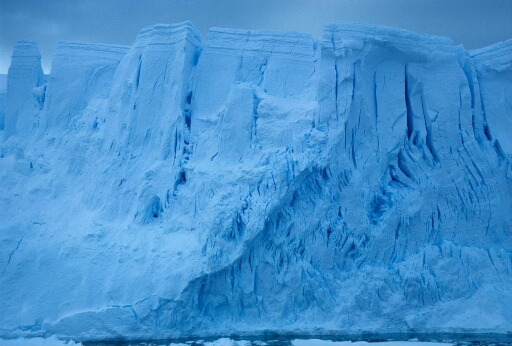 Vue très rapprochée de la façade tourmentée d'un iceberg tabulaire.