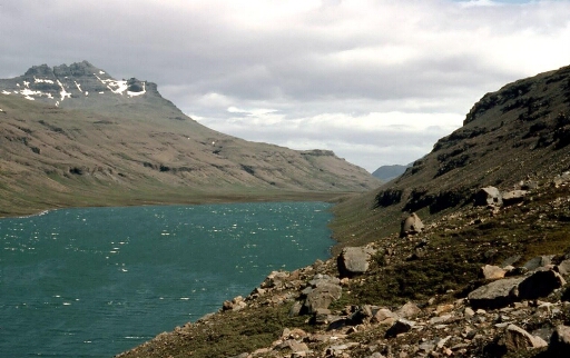 Vue du flanc des Montagnes Vertes, le Lac 1 Studer à gauche le Mont Lejay  puis le Mont Jalu. En ombre au fond  le Mont Lyall.