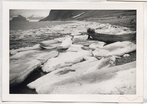 Barque sur l'eau entourée de morceaux de glace. Sur terre , une cabane - plan2