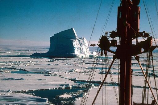 Vue prise de la passerelle du Thala Dan sur le mât de vigie. Un bel iceberg au milieu d'une banquise morcellée.