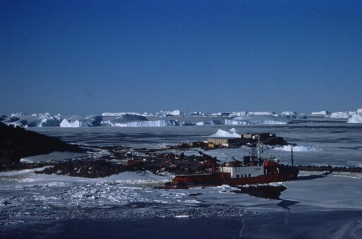 Le navire "L'Astrolabe" amarré à la piste du Lion. En direction du nord-est, banquise en formation et nombreux icebergs.