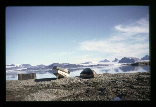 Barque sur la grève en bord du Kongsfjord - mission CNRS 1963