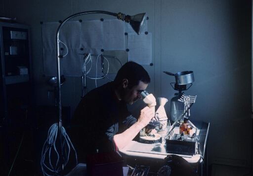 Le médecin Pierre Artignan effectue des examens biologiques dans l'hôpital installé dans le labo 2 (Bâtiment n°26).