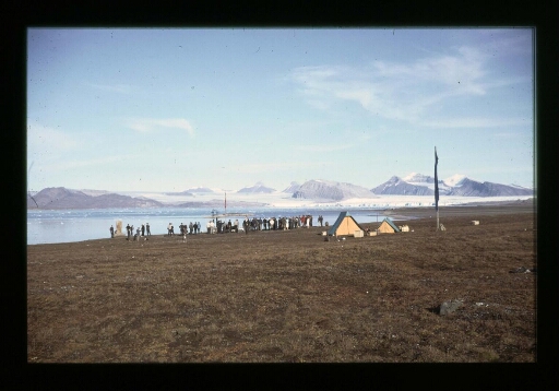 Ny-Ålesund, inauguration des monuments aux morts norvégiens et italiens- mission CNRS 1963 - vue 1
