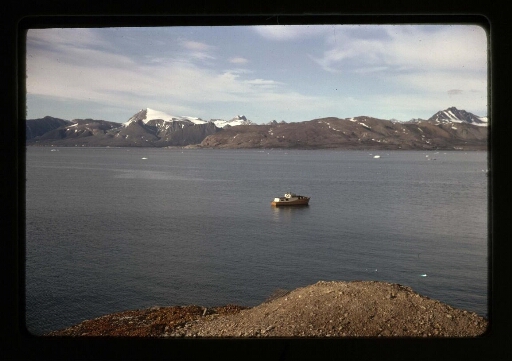 Un bateau dans  un fjord près du village de Ny-Ålesund - mission CNRS 1964