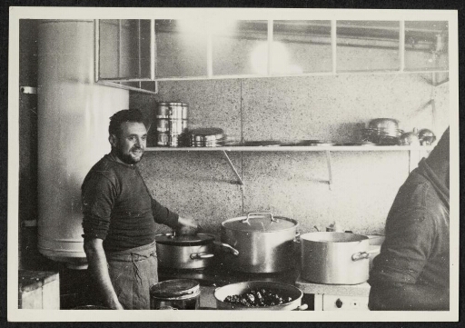 Le cuisinier devant ses marmittes. Le profil d'un homme sur le coin de la photographie