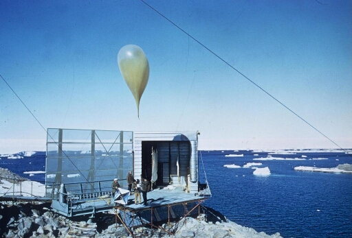 Derniers préparatifs avant le lancement d'un ballon-sonde météo par beau temps calme. Mer libre. Quatre opérateurs. Le chef météo Lucien Bernard porte la sonde.