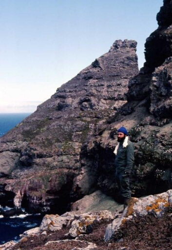 Canyon et falaise des Albatros à sourcils noirs - Christian Grevisse près de la falaise.