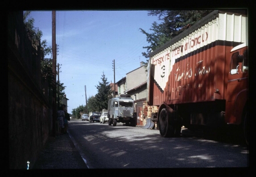 Préparation de la mission CNRS 1966 - deux camions rouges garés dans la rue à Caluire - vue 2
