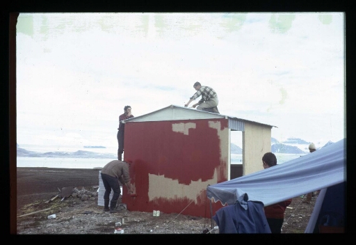 Atelier peinture sur un bâtiment de la base Corbel- mission CNRS 1965