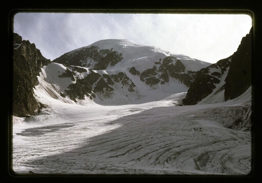 Vue sur un glacier et des montagnes enneigées  - mission CNRS 1965 -vue 1