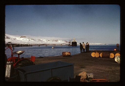 Hommes sur un quai à Ny-Ålesund - mission CNRS 1964