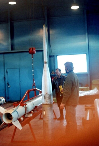 Dans le hangar de montage des fusées, assemblage des trois parties de la fusée.