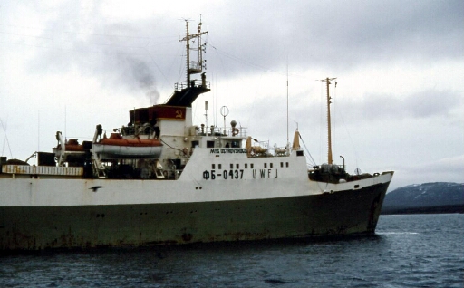 Le Mys Ostrovskogo, navire  ravitailleur Russe qui vient récupèrer les poissons pêchés et congelés