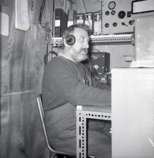 L'opérateur radio et chef d'hivernage 1959 René Merle à son poste "radio".