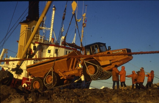 Déchargement d'un "dumper" du Polarbjorn sur le chantier de la piste du Lion.