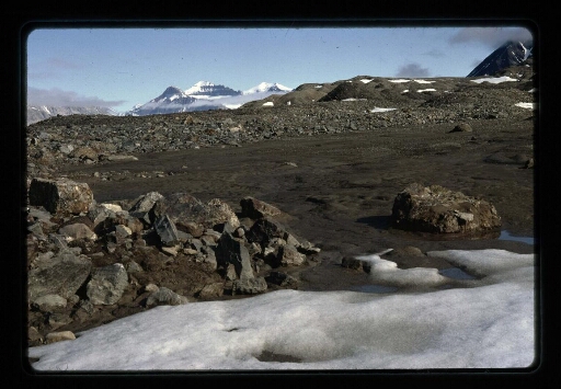 Vue sur le sol rocailleux, la neige et des montagnes enneigées - mission CNRS 1966 - vue 2