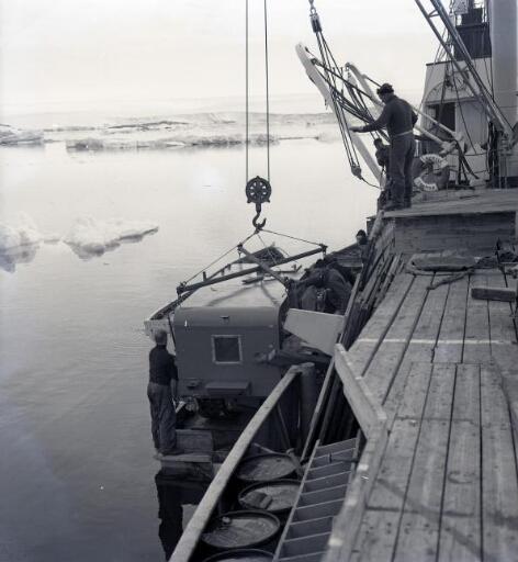 Déchargement du Norsel d'un weasel sur une barge de débarquement.