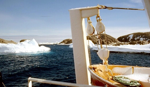 Le navire PolarBjorn navigue entre les petites iles pour atteindre la zone de mouillage dans le Pré.